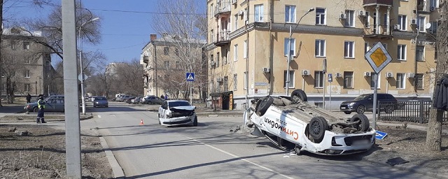 В Волгограде пассажирка такси пострадала в ДТП с переворотом
